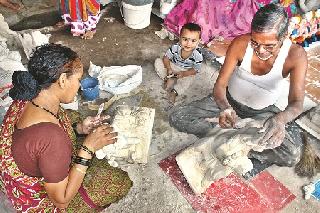 Santarata in Kumbharwada by stopping plaster idols in Karnataka | कर्नाटकातील प्लास्टर मूर्ती बंदीने कुंभारवाड्यात सन्नाटा