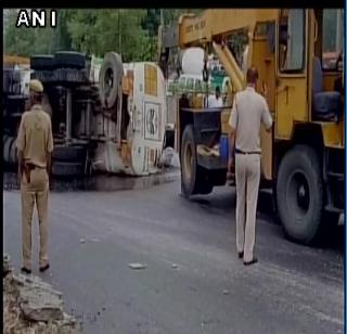 A tanker carrying 20 thousand liters of water lifted over the road, and two injured | 20 हजार लिटर पेट्रोल घेऊन जाणारा टँकर रस्त्यावर उलटला, 2 जण जखमी