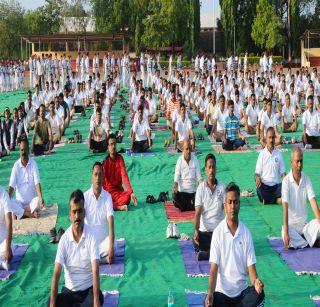 Yoga day is unique everywhere | योग दिनाचा सर्वत्र अपूर्व उत्साह