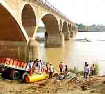The cylinder's truck collapsed in the river | सिलिंडरचा ट्रक नदीत कोसळला The cylinder's truck collapsed in the river | सिलिंडरचा ट्रक नदीत कोसळला