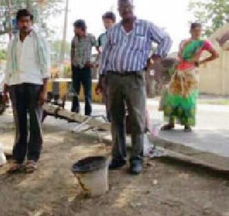 Cows died due to collapsing of pedestrians | बैलबंडीने खांब कोसळल्याने गाईचा मृत्यू