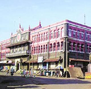 A road blockade in Kolhapur municipality | रस्ते हस्तांतर ठरावावरून कोल्हापूर पालिकेत गोंधळ