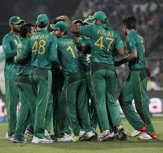 Pakistan, who won the Champions Trophy, got 14 crores | चॅम्पियन्स ट्रॉफी जिंकणा-या पाकिस्तानला मिळाले 14 कोटी