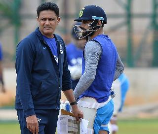 Kumble is not a coaching coach of players - Gavaskar | कुंबळे खेळाडूंना हवे तसे वागू देणारा प्रशिक्षक नाही - गावसकर