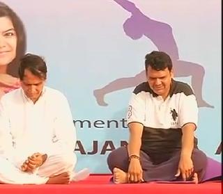 Chief Minister Fadnavis has done yoga in Mumbai | मुख्यमंत्री फडणवीस यांनी मुंबईत केला योगाभ्यास