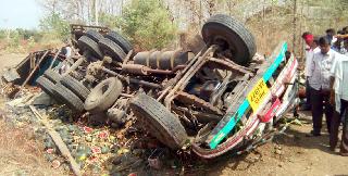 Truck cleaner killed in accident; If the driver seriously injured | अपघातात ट्रकचा क्लिनर ठार; तर चालक गंभीर जखमी