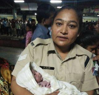 Police deliver the woman at the station | पोलिसांनी केली महिलेची स्टेशनवर डिलिव्हरी