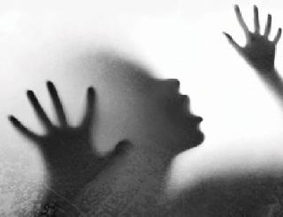 Police arrest women in connection with rape | बलात्का-याला पकडण्यासाठी पोलीसाने महिलेकडे केली सेक्सची मागणी