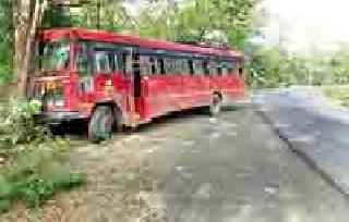 The bus fell into a tree and nine injured | बसची झाडाला धडक, नऊ जखमी