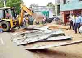 The encroachment on the main road was removed | मुख्य मार्गावरील अतिक्रमण काढले