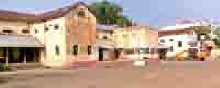 The school will be exposed to British architecture | शाळेची ब्रिटिशकालीन वास्तू होणार दृष्टीआड