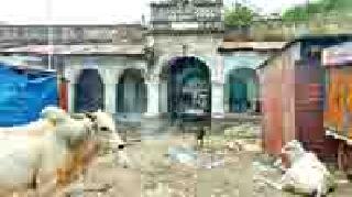 Occupied occupations on the waste and fringe shop | ओसाड व भग्न धर्मशाळेवर व्यावसायिकांचा ताबा
