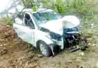 The fierce car hit the tree | भरधाव कार झाडाला धडकली