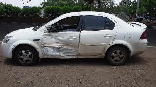 Police vehicles hit two vehicles | पोलीस वाहनाची दोन वाहनांना धडक