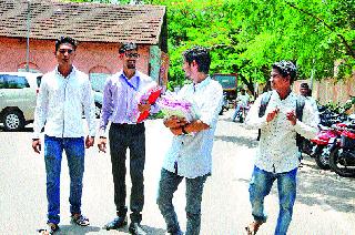 Sapphire students siege | ‘सेतू’ला विद्यार्थ्यांचा वेढा