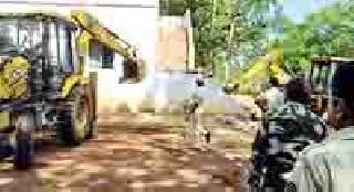 Bulldozer running on Shukracharya school | शुक्राचार्य विद्यालयावर चालला बुलडोजर