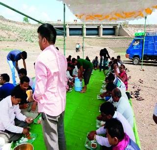 Dining room in Poppethed Dam | पोपटखेड धरणाच्या पात्रात जेवणावळी