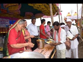 Pandhari Vary: The young circles engaged in the meal! | पंढरीची वारी : जेवणावळीच्या तयारीत गुंतली तरुण मंडळे !