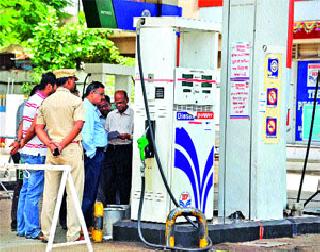 Two more petrol pump inspections | आणखी दोन पेट्रोल पंपांची तपासणी