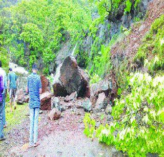 Due to the collapse, the traffic jam | दरड कोसळल्याने महाड-भोर वाहतूक ठप्प