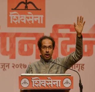 Uddhav Thackeray's defense forces should be resolved before the Pakistan's thirsty land | पाकच्या घशातील जमीन आधी सोडवावी, उद्धव ठाकरेंचा संरक्षण दलाला टोला