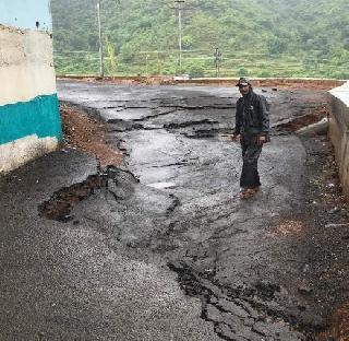 Fencing of roads in the rehabilitation of the Malin, roads have collapsed | माळीण पुनर्वसनात भिंतींना तडे, रस्ते खचले