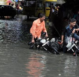 Under the three pools of Bhiwandi, the contact between 20 and 22 villages has been broken | भिवंडीतील तीन पूल पाण्याखाली, 20 ते 22 गावांचा संपर्क तुटला