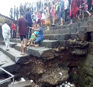 The risk of carrying the steps of Bhushi dam | भुशी धरणाच्या पायर्‍या वाहून जाण्याचा धोका