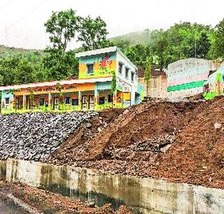 Fishermen reinforce the walls of the rehabilitation | माळीण पुनर्वसनात भिंतींना तडे