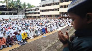 Ramadan Id in the traditional way in Kolhapur | कोल्हापूरात परंपरागत पद्धतीने रमजान ईद उत्साहात