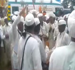 VIDEO: The road to the ambulance stopped by the celebration of the palkhi | VIDEO : पालखीचा सोहळा थांबवून अॅम्ब्युलन्सला दिला रस्ता