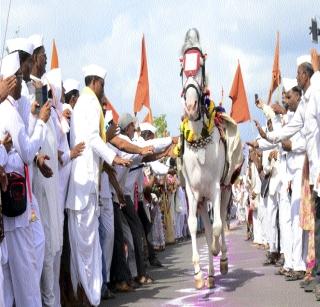 Tripuri experienced the adventures of the vertical rival | उभ्या रिंगणाच्या अपूर्वाची वारकऱ्यांनी अनुभवली तृप्ती