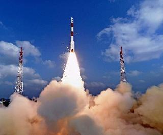 Army uses 13 satellites to keep an eye on China and Pakistan | चीन-पाकिस्तानवर लक्ष ठेवण्यासाठी लष्कराकडून 13 उपग्रहांचा वापर