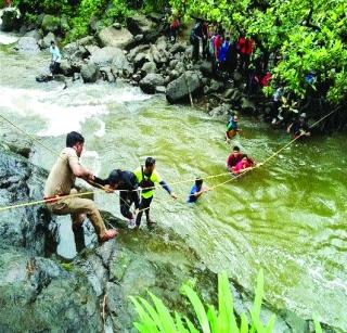 55 students of Mumbai, who went for a year's tour, were safely rescued | वर्षासहलीसाठी गेलेल्या मुंबईतील ५५ विद्यार्थ्यांची सुखरूप सुटका