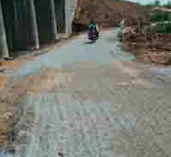Eventually the ballast spread on the way of the contractor | अखेर ‘त्या’ मार्गावर कंत्राटदाराने पसरविली गिट्टी Eventually the ballast spread on the way of the contractor | अखेर ‘त्या’ मार्गावर कंत्राटदाराने पसरविली गिट्टी