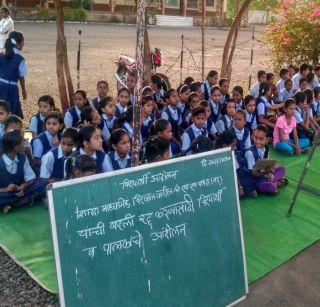 Movement at the campus of the students to change the teacher | शिक्षक बदली रद्दसाठी विद्याथ्र्याचे कळमसरे येथे आंदोलन