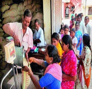 Shopkeepers decide not to pick up grains | धान्य न उचलण्याचा रेशन दुकानदारांचा निर्णय