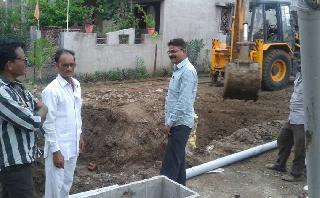 Beginning of underground sewer and road work through public category | लोकवर्गणीतुन भूमिगत गटार व रस्त्याच्या कामाला सुरुवात