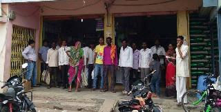 Due to the arrival of the rains, the crowd gathered at the agricultural center | पावसाचे आगमन होताच कृषी केंद्रावर गर्दी