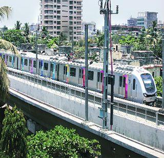 Due to not being penalized in the Metro, he jumped a little over 30 feet | मेट्रोमध्ये दंड बसू नये म्हणून त्यानं चक्क 30 फुटांवरुन मारली उडी