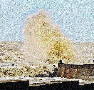 Due to heavy rain, sea pitch | मुसळधार पावसामुळे समुद्राला उधाण