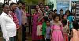The locks locked by parents for the teacher's demand | शिक्षकांच्या मागणीसाठी पालकांनी शाळेला ठोकले कुलूप The locks locked by parents for the teacher's demand | शिक्षकांच्या मागणीसाठी पालकांनी शाळेला ठोकले कुलूप