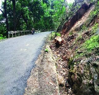 Risk of stricken Matheran Ghat | माथेरान घाटात दरडीचा धोका