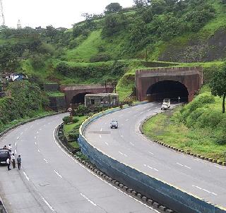 Pune-Mumbai highway to be free from accidents | पुणे-मुंबई महामार्ग अपघातमुक्त व्हावा