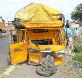 Four passengers were injured in the auto rickshaw on the Apache auto rickshaw | अॅपे रिक्षावर चारचाकी आदळून चालकासह तिघे जखमी