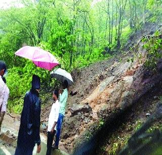 Neral-Matheran Ghat collapsed in the valley | नेरळ-माथेरान घाटात कोसळली दरड