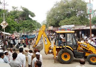 The encroachment was withdrawn at Pathardi police station | पाथर्डीत पोलीस बंदोबस्तात अतिक्रमण हटविले