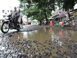 Road block in Satara this year | साताऱ्यात यंदाही रस्त्याची चाळण