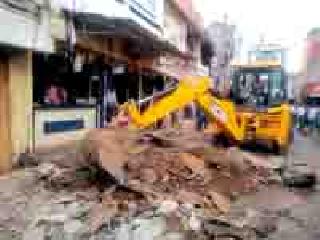 Bulldozer on your highway | तुमसरात अतिक्रमणावर चालला बुलडोजर Bulldozer on your highway | तुमसरात अतिक्रमणावर चालला बुलडोजर