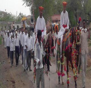 Shobhayatra is removed but not the funeral | मारवडला मयताची अंत्ययात्रा नव्हे तर काढली जाते शोभायात्रा